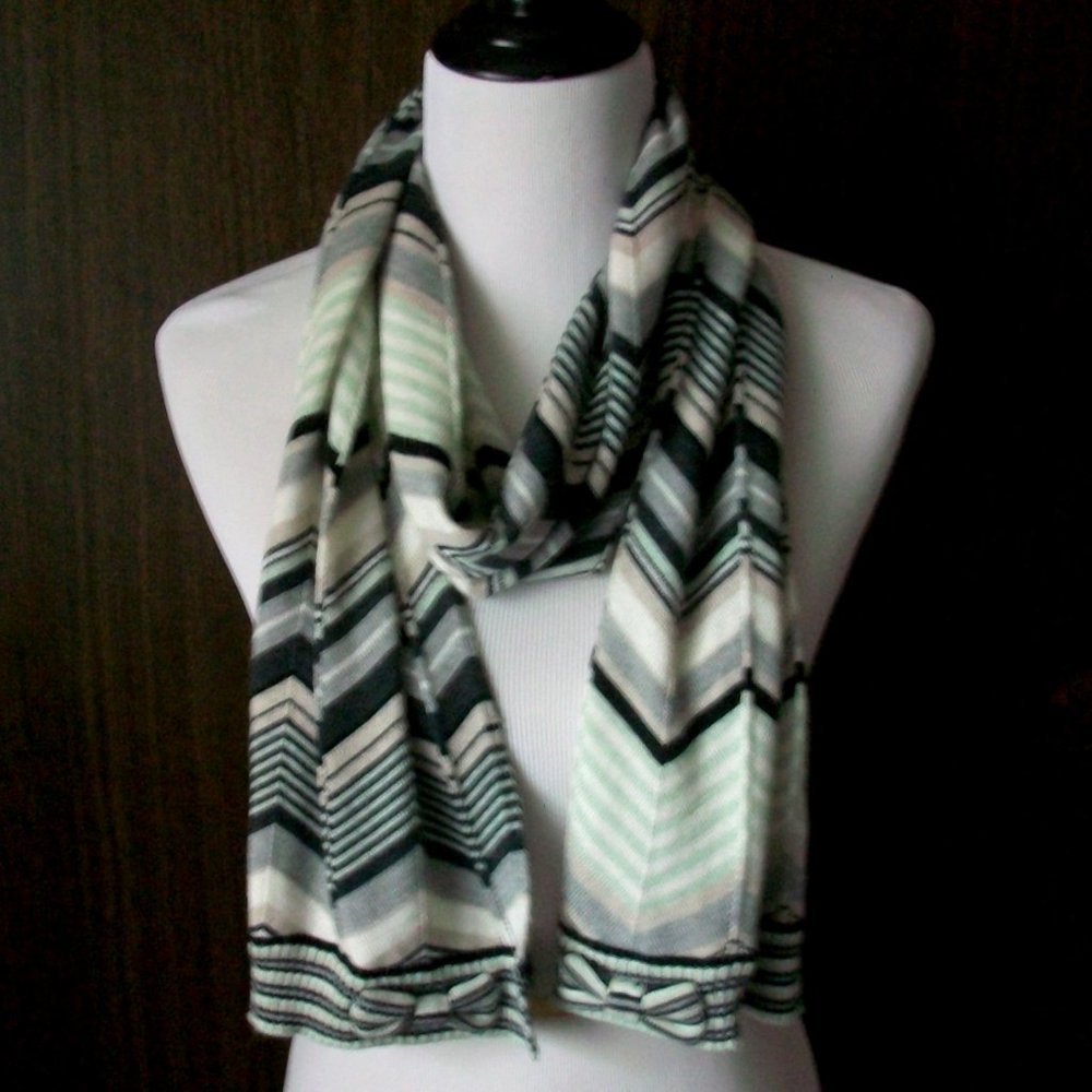 Gap Lightweight Knit Black White Chevron Pattern Bow Scarf